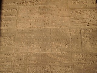 Inscription franaise  l'entre du temple