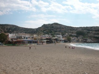 La belle plage de Matala et ses grottes