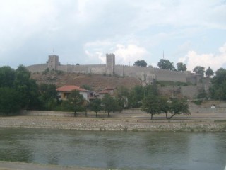 La forteresse domine la ville
