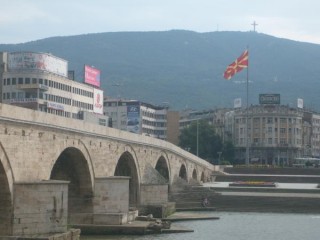 Le pont sur le fleuve Vardar