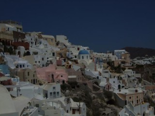 Le village d'oia qui descend sur la falaise