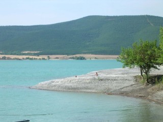 Le lac de barrage de Yesa