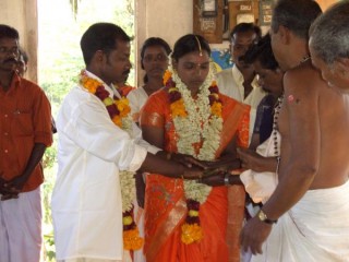 Mariage dans le village tribal selon les rites hindous
