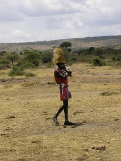 Masaî avec la crinière du lion en trophè