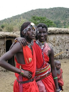 Masaïs dans le village