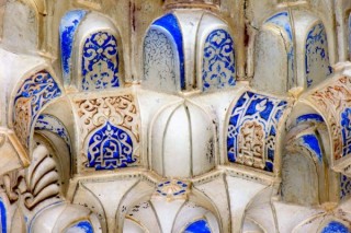 Gros plan sur les muqarnas de l'Alhambra