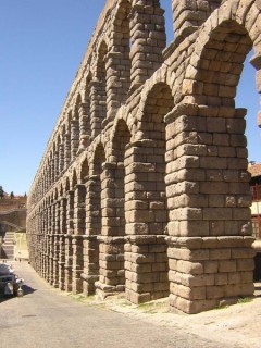 Au pied de l'aqueduc de Sgovie