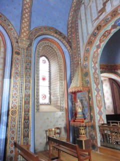 Village à traverser, à visiter dont sa chapelle parfaitement restaurée par les étudiants de Bordeaux avec ses couleurs originelles