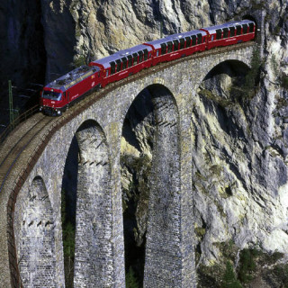 Chemin de fer rhétique dans les paysages de l&rsquo;Albula et de la Bernina