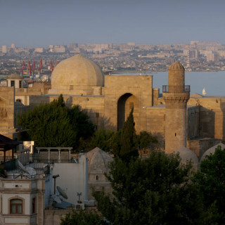 Cité fortifiée de Bakou avec le palais des Chahs de Chirvan et la tour de la Vierge
