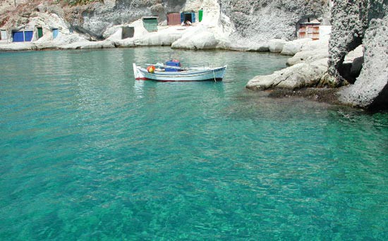 Goupa - anse rocheuse et caïque, eaux cristallines