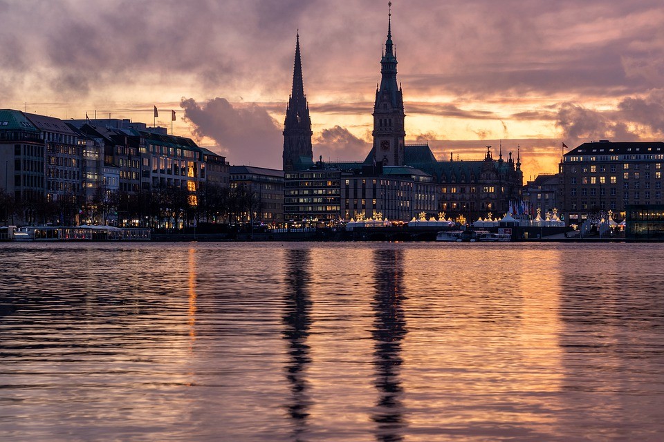 Hambourg : le Rathaus domine l'Alster