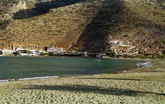 Kamares - plage et quartier d'Agia Marina