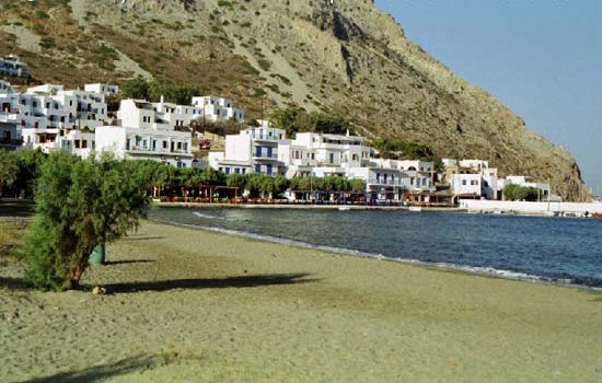 Kamares - plage et vue sur le port
