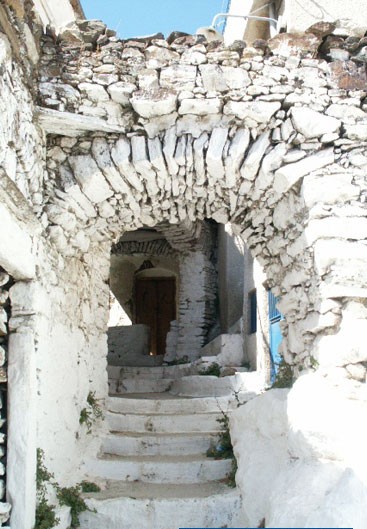 Koroni - Ruelle et passage voûté