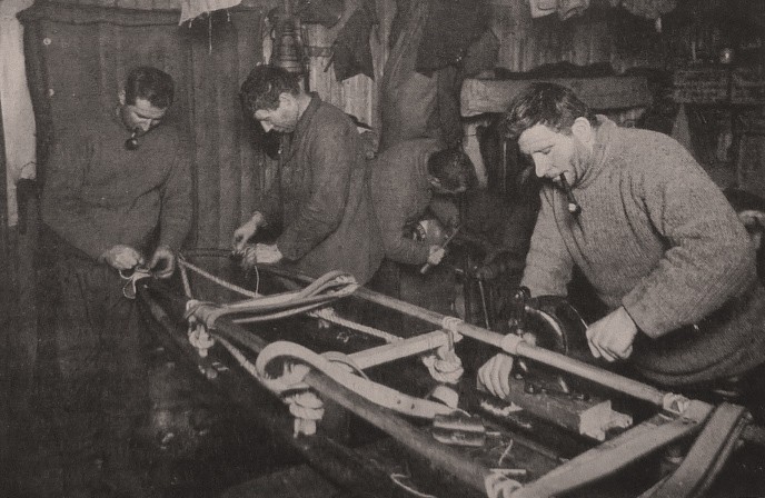 La préparation des traîneaux pour l'expédition aux pôles La préparation des traîneaux pour l'expédition aux pôles
