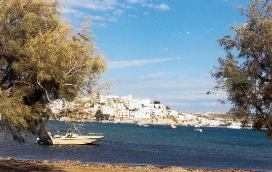 Plage de Papakinou – vue sur Adamas
