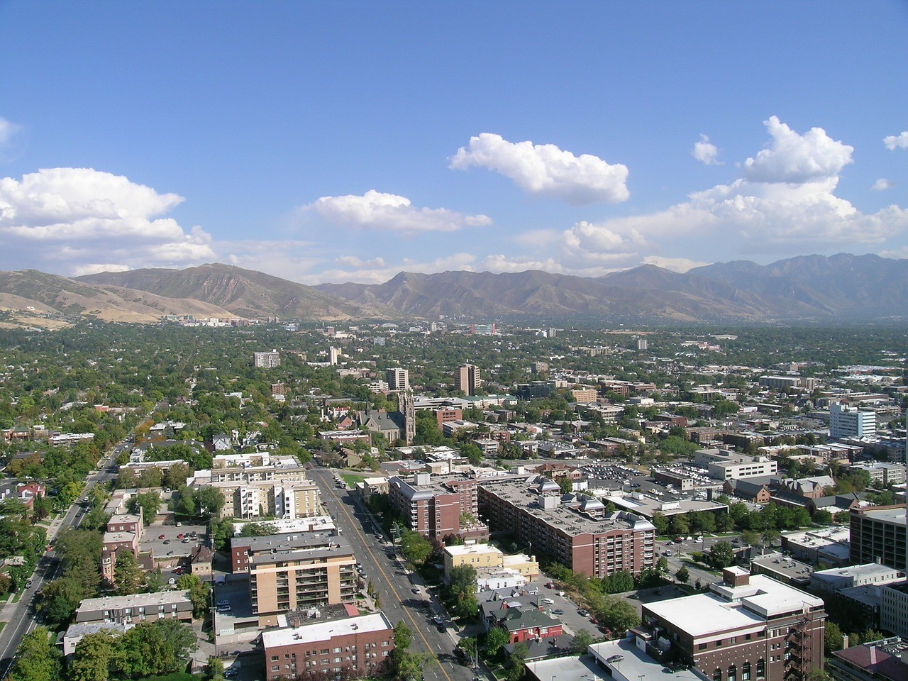 Salt Lake City entouré par les montagnes rocheuses