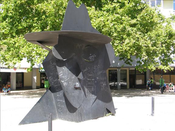 Sculpture en homage à Fernando Pessoa