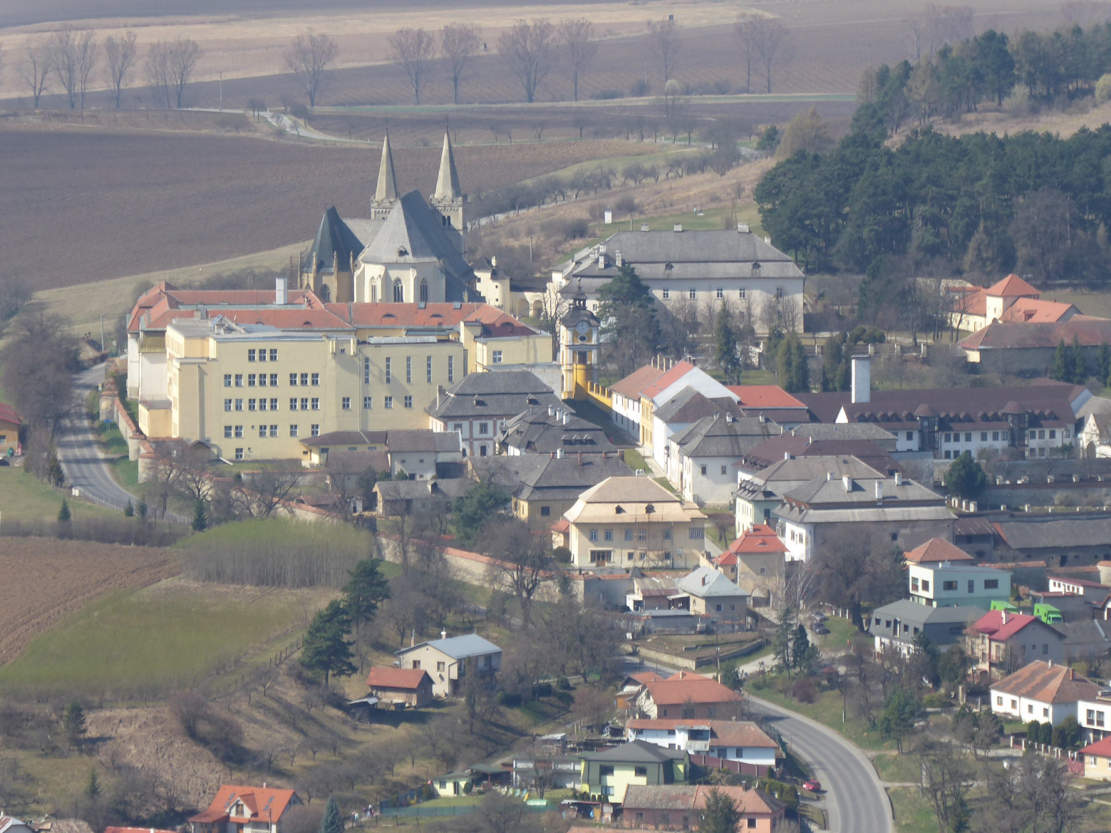 Église de Žehra vue depuis le château