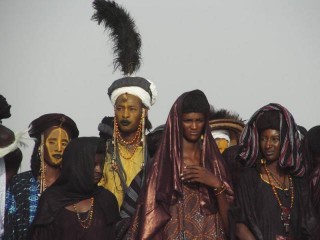 Hommes et femmes Peulhs en habits de fête