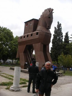 A Troie devant le fameux cheval A Troie devant le fameux cheval