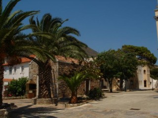 A coté de l'église de Neapoli