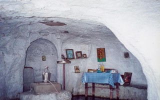 Agios Constantinos - Chapelle taillée dans la... Agios Constantinos - Chapelle taillée dans la...