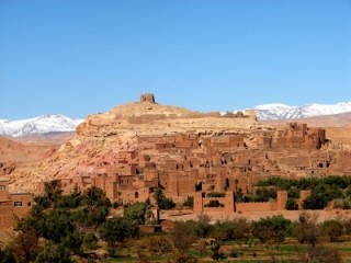 Aït Benadou et les monts enneigés de l'Atlas