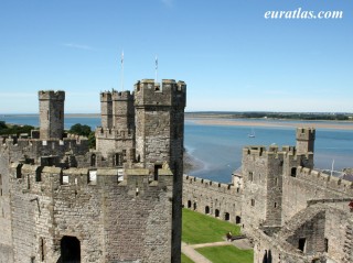Anglesey depuis les remparts de Caernarfon