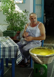 Apostolos se prépare pour la pêche
