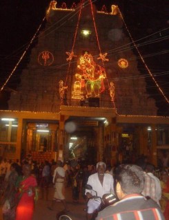 Après la fournaise, la façade du temple est...