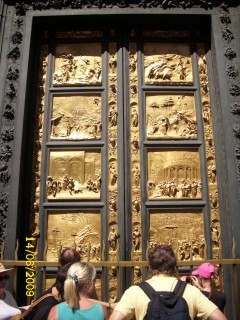 Baptistère : porte de bronze
