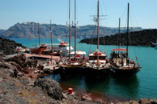 Bateaux accostant sur l'île de Nea Kameni