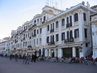 Cafés le long de l'avenue d'Espagne Cafés le long de l'avenue d'Espagne