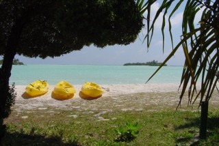 Canoës sur la plage de Rihiveli