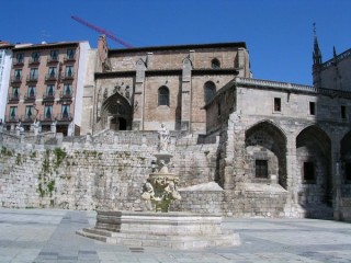 Photo de Burgos - Plaza de Santa Maria, face à la...