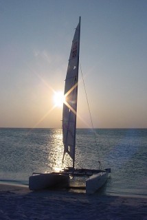 Catamaran devant le soleil couchant