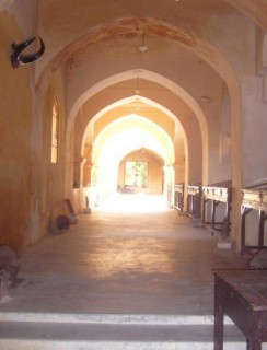 Chez le Raja Serfoli, l'entrée de la...
