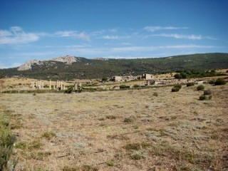 Photo de la plage de Bolonia et des ruines...