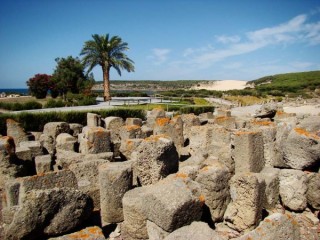 Photo de la plage de Bolonia et des ruines...
