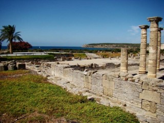 Photo de la plage de Bolonia et des ruines...