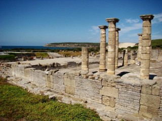 Photo de la plage de Bolonia et des ruines...