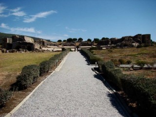 Photo de la plage de Bolonia et des ruines...