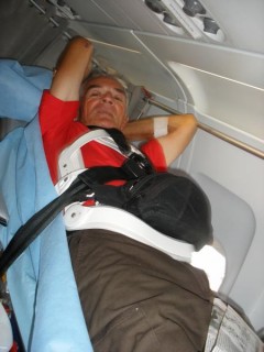 Dans l'avion en partance pour la France. Dans l'avion en partance pour la France.