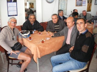 Dans un cafe avec des consommateurs qui m'avaient invite Dans un cafe avec des consommateurs qui m'avaient invite