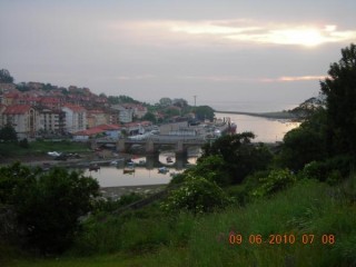 En haut de la côte, San Vicente de La Barquera se...