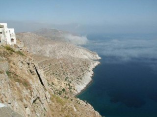 En surplombant la mer