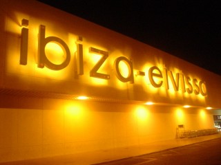 Enseignes lumineuses de l’aéroport d’Ibiza Enseignes lumineuses de l’aéroport d’Ibiza