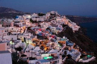 Fira à la tombée de la nuit